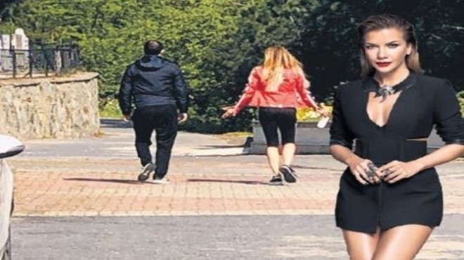 Modelyer qəbiristanlıqda gəzir