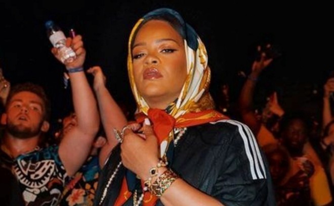 Rihanna başına yaylıq bağlayıb - foto