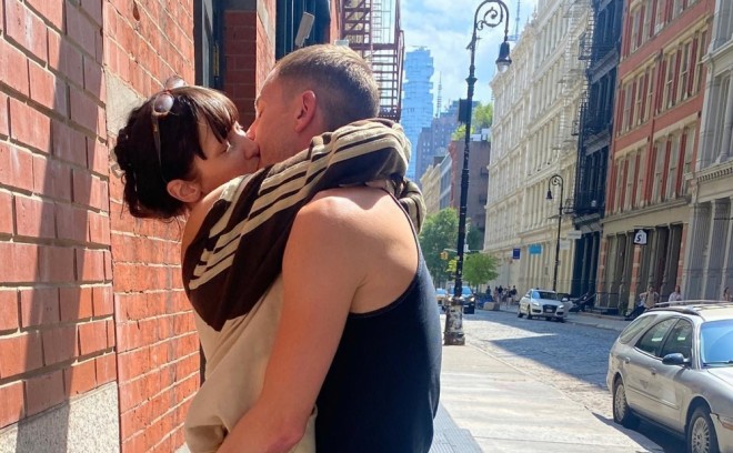 Bella Hadid sevgilisi ilə dodaq-dodağa - foto
