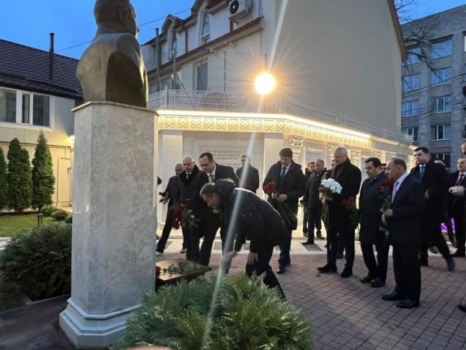 Moldovada Müslüm Maqomayev barelyefi açılıb-foto