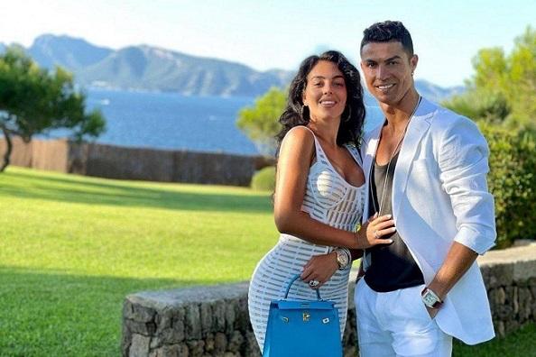 Ronaldo kimlə istirahətdə?