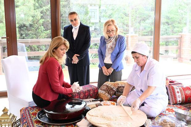 Bolqarıstanın birinci xanımı Azərbaycan milli mətbəxinin nümunələri ilə tanış olub