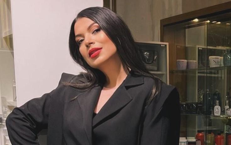 Zümrüd karyeraya üstünlük verir