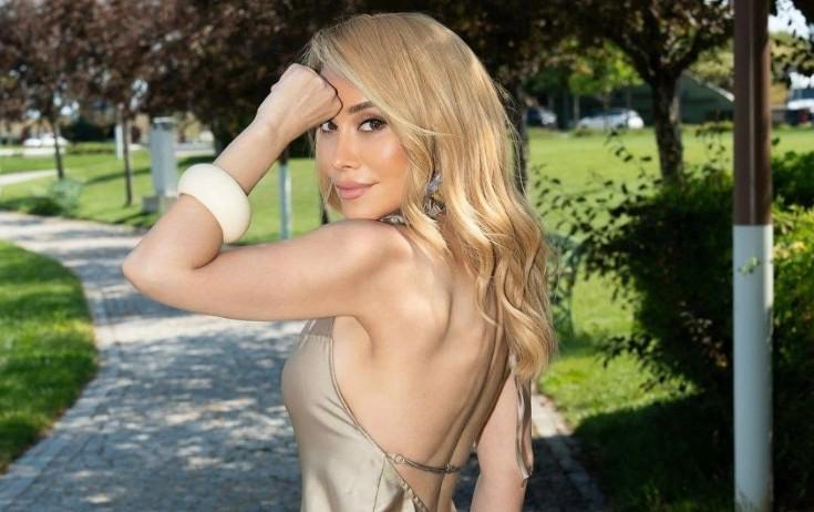 İradənin kürək dekoltesi - FOTO