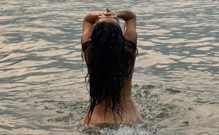 Hollivud ulduzu çimərlikdə - FOTO